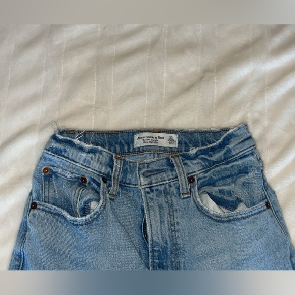 Abercrombie 90s Straight Ultra High Rise Jeans - Picture 3 of 3